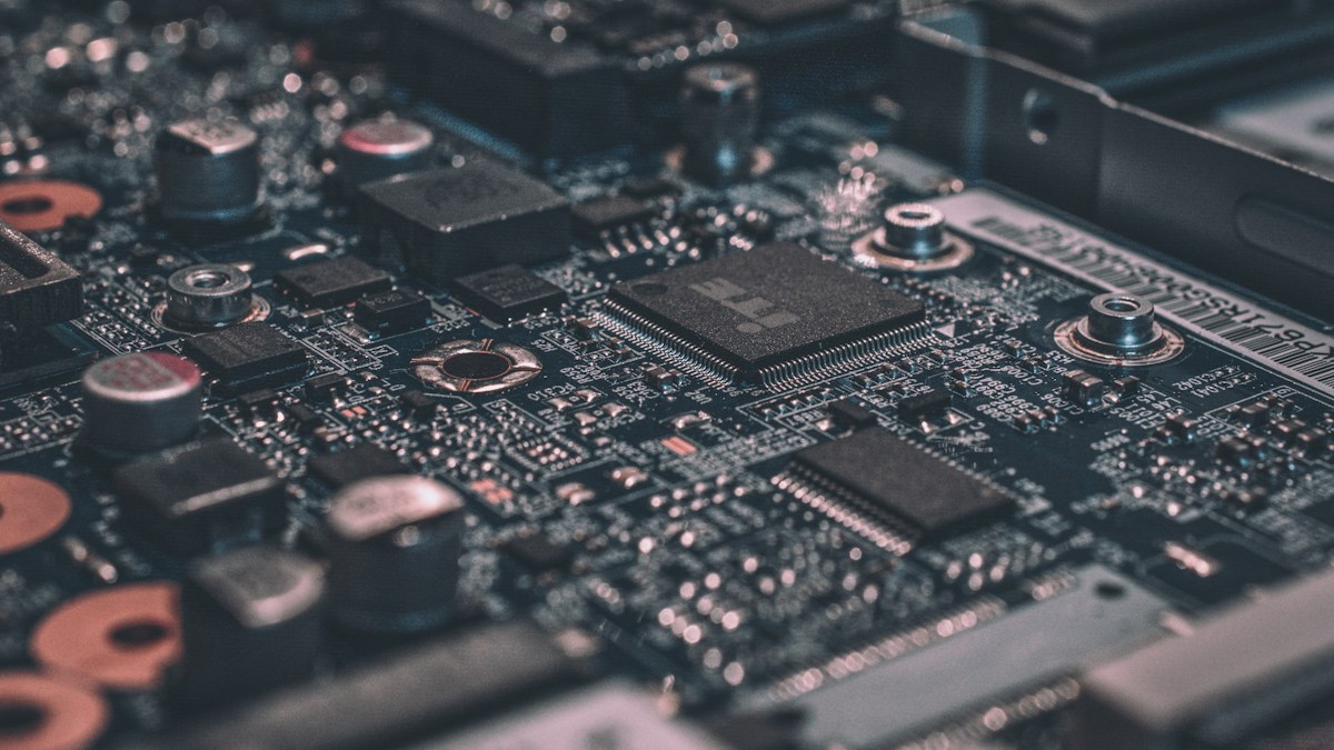 NVIDIA Blackwell B200 vs H100 vs H200: Architecture Deep-Dive, Power Consumption & Real Token Inference Economics